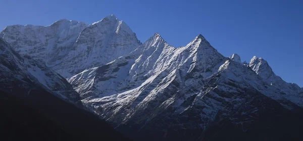 Khusum khangaru und andere hohe Berge — Stockfoto