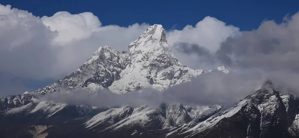 Ama dablam an einem bewölkten Tag — Stockfoto