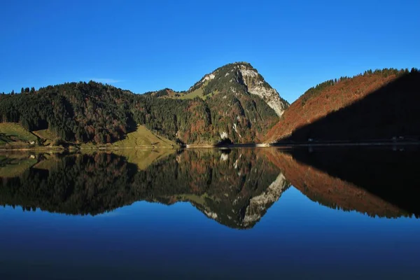 Manhã no lago Wagital, Alpes Suíços — Fotografia de Stock