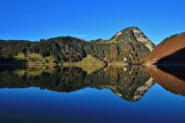 Espelho Aubrig bruto no lago Wagital — Fotografia de Stock