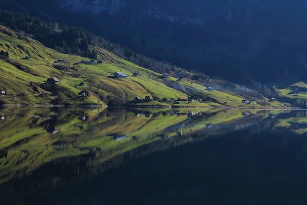 Terras agrícolas espelhando no lago Wagital — Fotografia de Stock