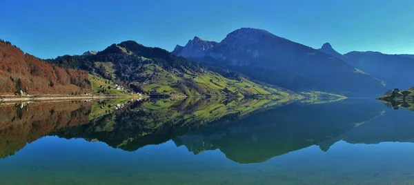 Village Innerthal. Montanhas refletindo no lago Wagital . — Fotografia de Stock