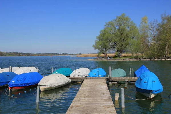 Bateaux de pêche sur la rive du lac Pfaffikon — Photo