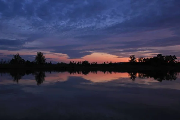 Bunter Himmel spiegelt sich im pfaffikon-see — Stockfoto