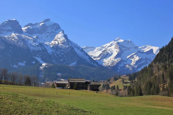 Gsteig bei Gstaad baharın gelişini — Stok fotoğraf