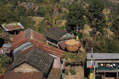 Nepal bir çiftlik evi önünde depolanan Mısır