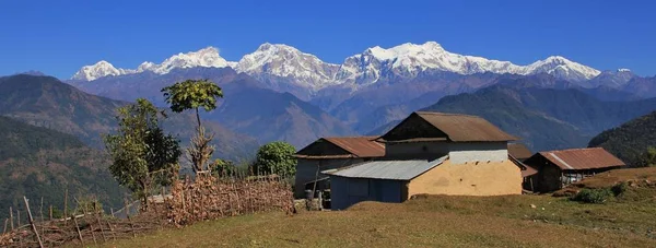 Rumah-rumah di dekat Ghale Gaun dan pegunungan Manaslu yang ditutup salju — Stok Foto