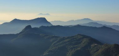 Ghale Gaun görünümden. Orman ve vadiler tarafından kaplı tepeler