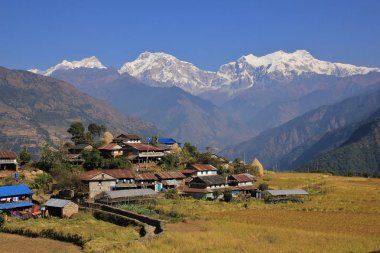 Köy ve kar Manaslu aralığı şapkalı.