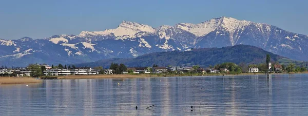 Όχθη της λίμνης Zurichsee και χιόνι ανώτατο όριο βουνό Grosser Σπέερ — Φωτογραφία Αρχείου