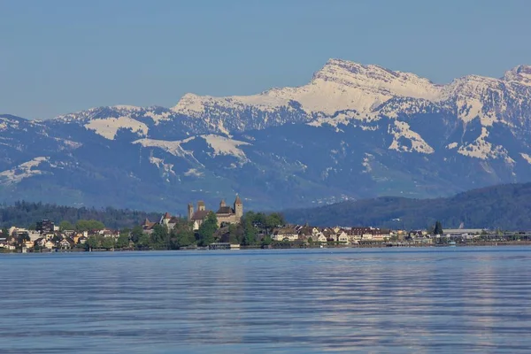 Zurichsee 湖と雪を頂いた山グローサー スピアー — ストック写真