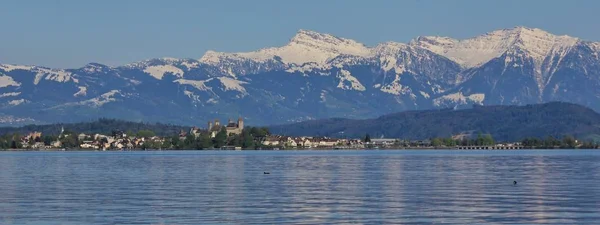 湖 Zurichsee で春 — ストック写真