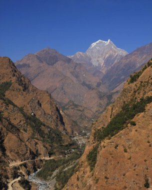 Tatopani ve mount Nilgiri