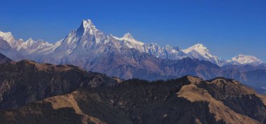 Machapuchare ve diğer dağlarında bir aut Annapurna aralığı