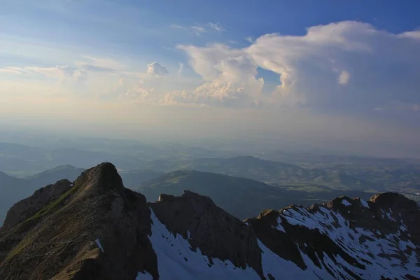 Zataženo letní den v Appenzell. Pohled z Mount Santis. — Stock fotografie