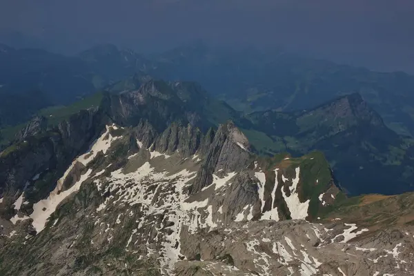 Horské vrcholy ve švýcarských Alpách, pohled z Mount Santis. — Stock fotografie