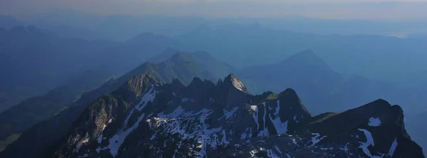 Montanhas da cordilheira Alpstein em um dia nebuloso . — Fotografia de Stock