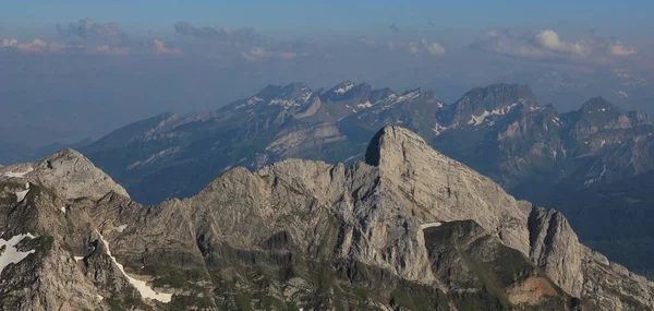 Schichtenfelsen vom Mount Santis, Schweizer Alpen aus gesehen. — Stockfoto