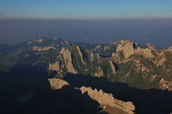 从桑蒂斯山可以看到的阿尔普斯坦山脉。可见岩层. — 图库照片