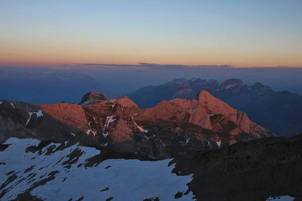 Szczyty Alp szwajcarskich o zachodzie słońca. Widok z góry Santis. S — Zdjęcie stockowe