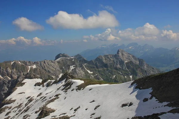 夏天场面在瑞士阿尔卑斯 看法从登上帕吉尼 — 图库照片