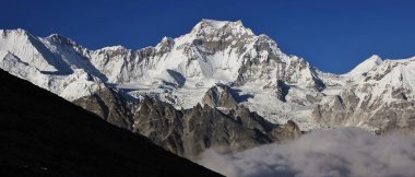 Yüksek dağ Gokyo Vadisi'nde, Nepal.
