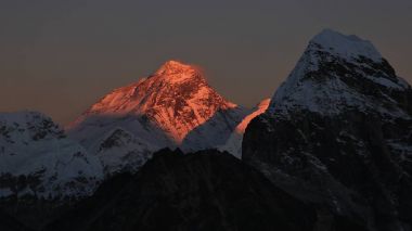 Günbatımı ve mount Cholatse Everest Dağı zirve.