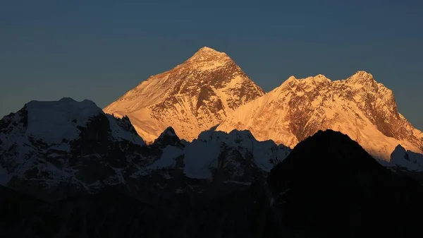 Oświetlone szczyty mount Everest i Lhotse — Zdjęcie stockowe
