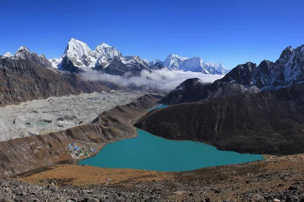 Impressionante lago azul-turquesa Gokyo no outono. Parque Nacional do Everest , — Fotografia de Stock