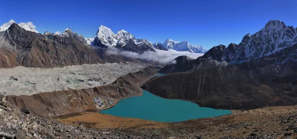 Türkisfarbener Gokyo-See, Ngozumpa-Gletscher und hohe Berge der — Stockfoto