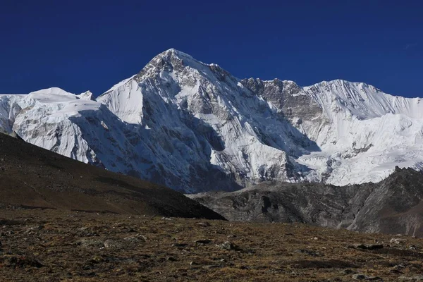 Jesienna scena w parku narodowym Everest. Wysoka Góra Cho Oyu — Zdjęcie stockowe