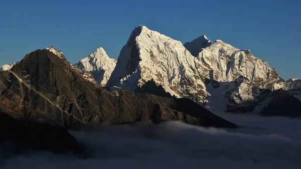 Ama Dablam, Cholatse ve Taboche doruklarına. — Stok fotoğraf