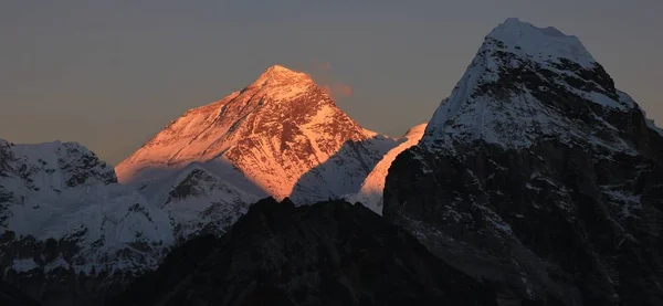 Montage éclairé lumineux Everest — Photo
