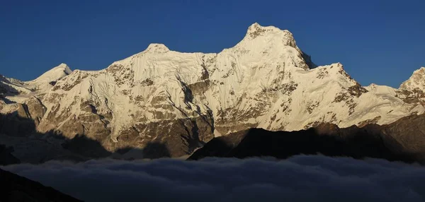 Alta montaña en el valle de Gokyo, Monte Everest Nationalpark, N —  Fotos de Stock