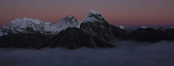 Puesta de sol en el Himalaya. Monte Everest y otras altas montañas — Foto de Stock