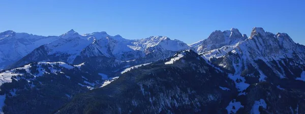 Jasne, zimowy poranek w szwajcarskich Alpach. — Zdjęcie stockowe