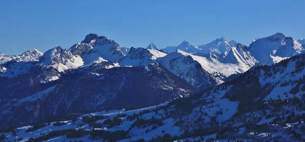 Montagne innevate viste dal monte Rellerli, Svizzera . — Foto Stock