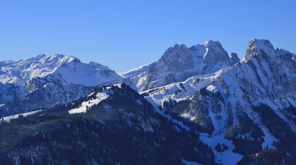 雪覆盖的山峦古姆弗卢山和 Le Rubli，从山再查看 — 图库照片