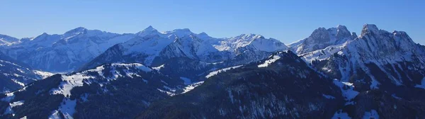 高山奥登霍恩和其他山峰。冬季景观. — 图库照片