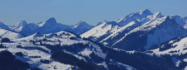 Pokryte śniegiem góry w kantonie Vaud. — Zdjęcie stockowe