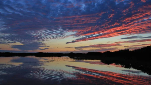 Rot beleuchtete Wolken am Gronnestrand, Dänemark. Sommersonnenuntergang an der Westküste. — Stockfoto