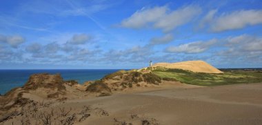 90 m yüksek kumul ve eski deniz feneri. Rubjerg Knude, Danimarka.