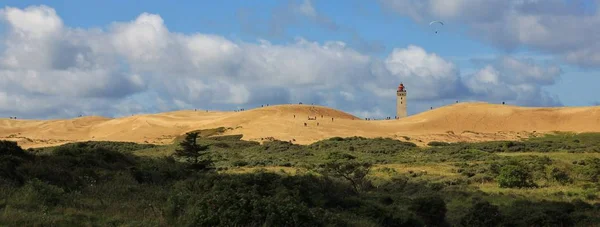 Vista del Rubjerg Knude. Duna de arena alta en la costa oeste de Dinamarca. Antiguo faro parcialmente cubierto de arena . —  Fotos de Stock