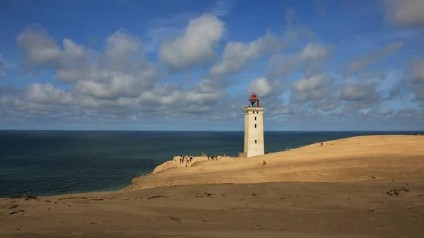 Grande duna de areia na costa oeste da Dinamarca. Farol no Rubjerg Knude . — Fotografia de Stock
