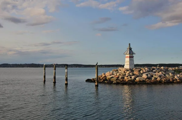 Petit phare dans le port d'Ebeltoft, Danemark . — Photo