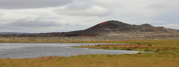Paysage volcanique et étang dans le Vesturland, Islande . — Photo