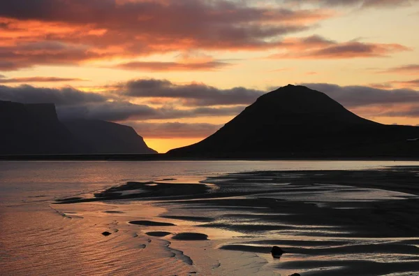 Coucher de soleil spectaculaire dans le Dyarafjoerdur, Islande . — Photo