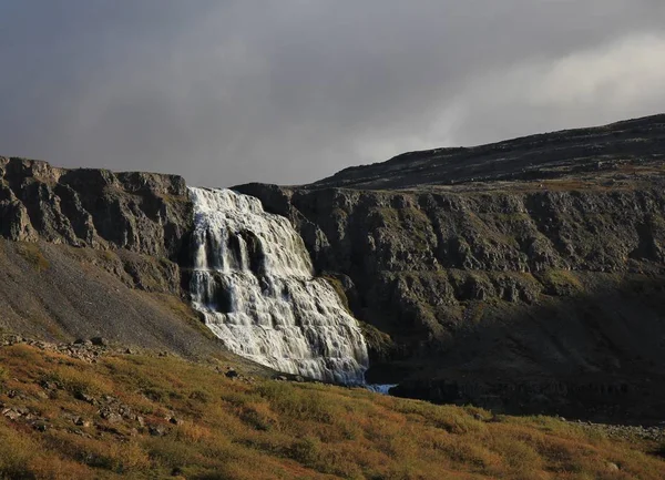 Dynjandi, também chamado Fjalfoss. Cachoeira famosa no oeste coas — Fotografia de Stock