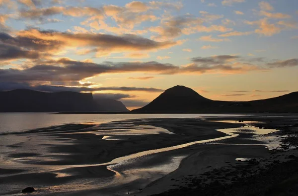 Soirée d'été tardive dans les fjords occidentaux de l'Islande . — Photo