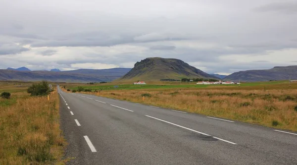 Paisaje en la costa oeste de Islandia. Camino de circunvalación . Fotos de stock